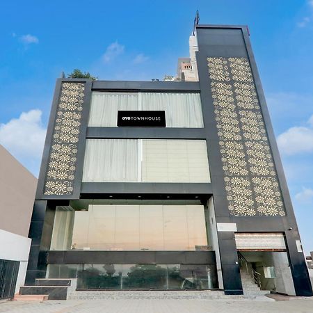 Super Hotel O Banthara Near Airport Banthra Sikandarpur Екстер'єр фото