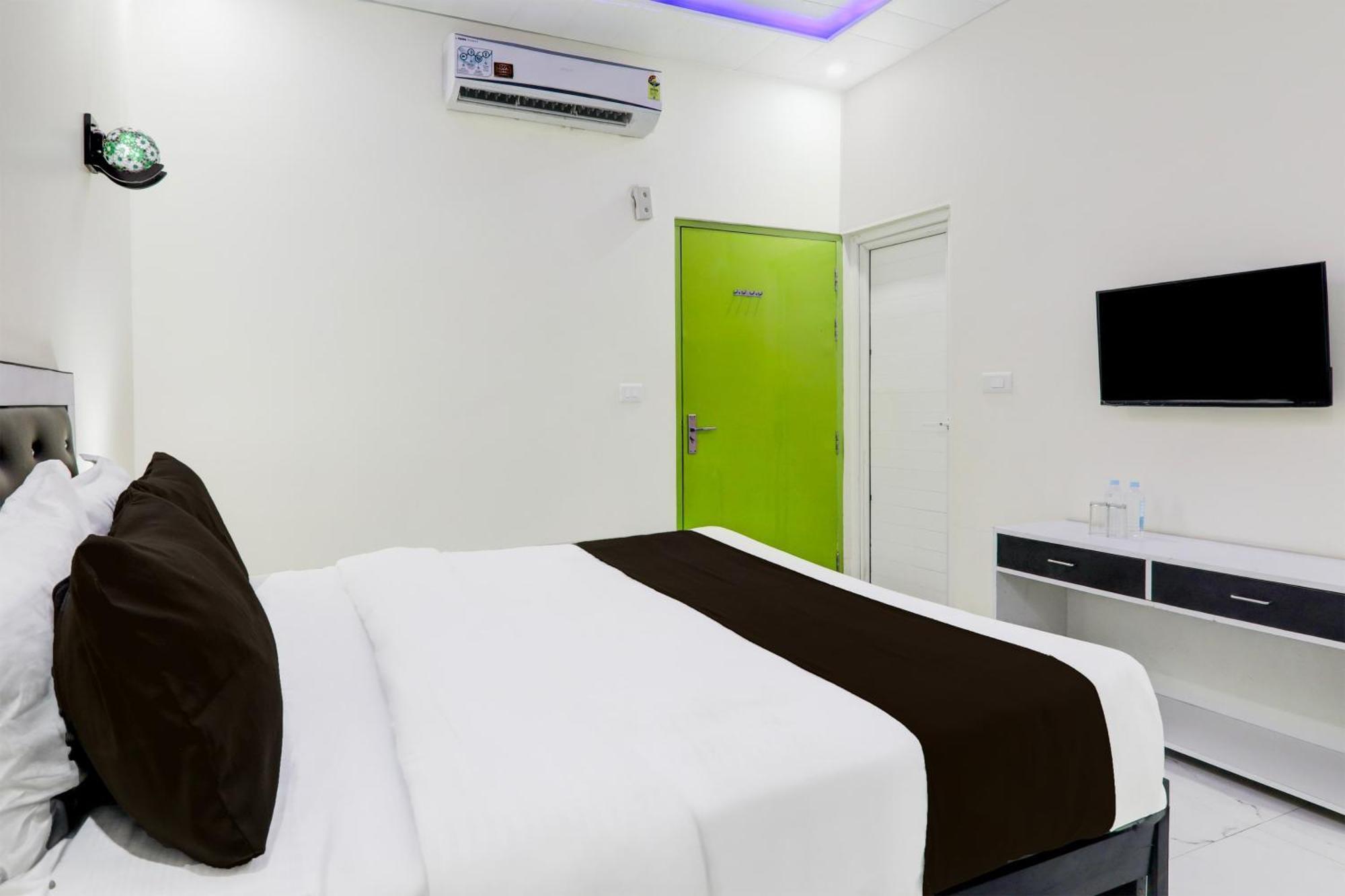 Super Hotel O Banthara Near Airport Banthra Sikandarpur Екстер'єр фото