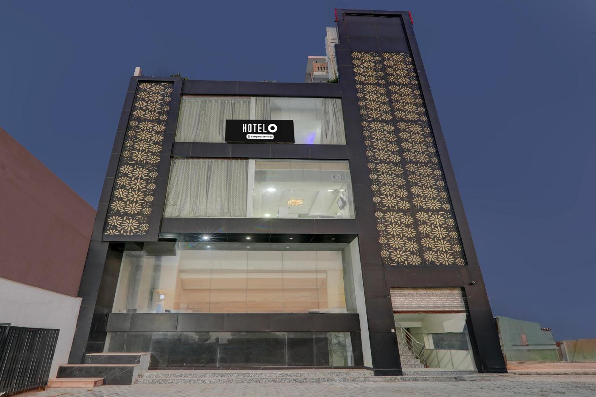 Super Hotel O Banthara Near Airport Banthra Sikandarpur Екстер'єр фото