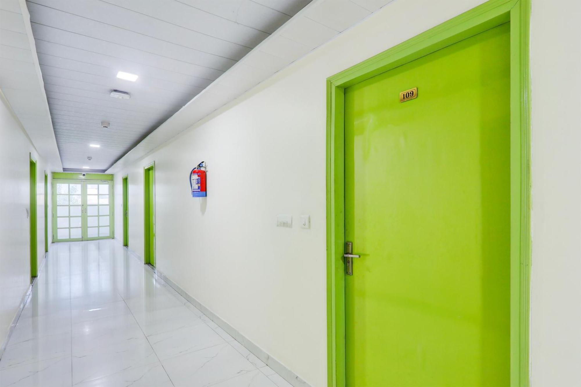 Super Hotel O Banthara Near Airport Banthra Sikandarpur Екстер'єр фото